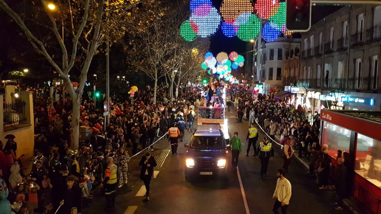 Miles de personas reciben a los Reyes Magos en las calles de Chamartín