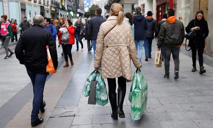 El comercio vende el 2% más en abril y encadena siete meses al alza