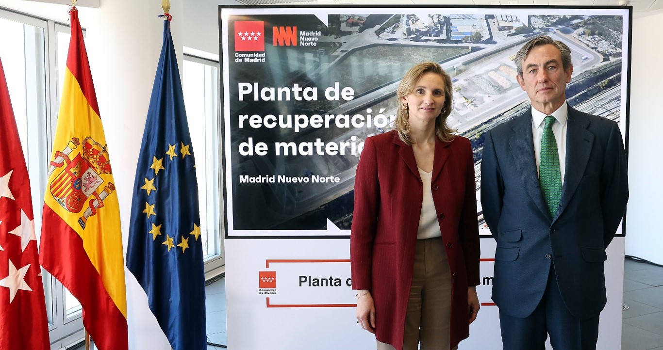 Paloma Martín, consejera de Medio Ambiente, Vivienda y Agricultura y Álvaro Aresti, presidente de CreaMNN, en la presentación de la iniciativa de recuperación de materiales en Madrid Nuevo Norte.