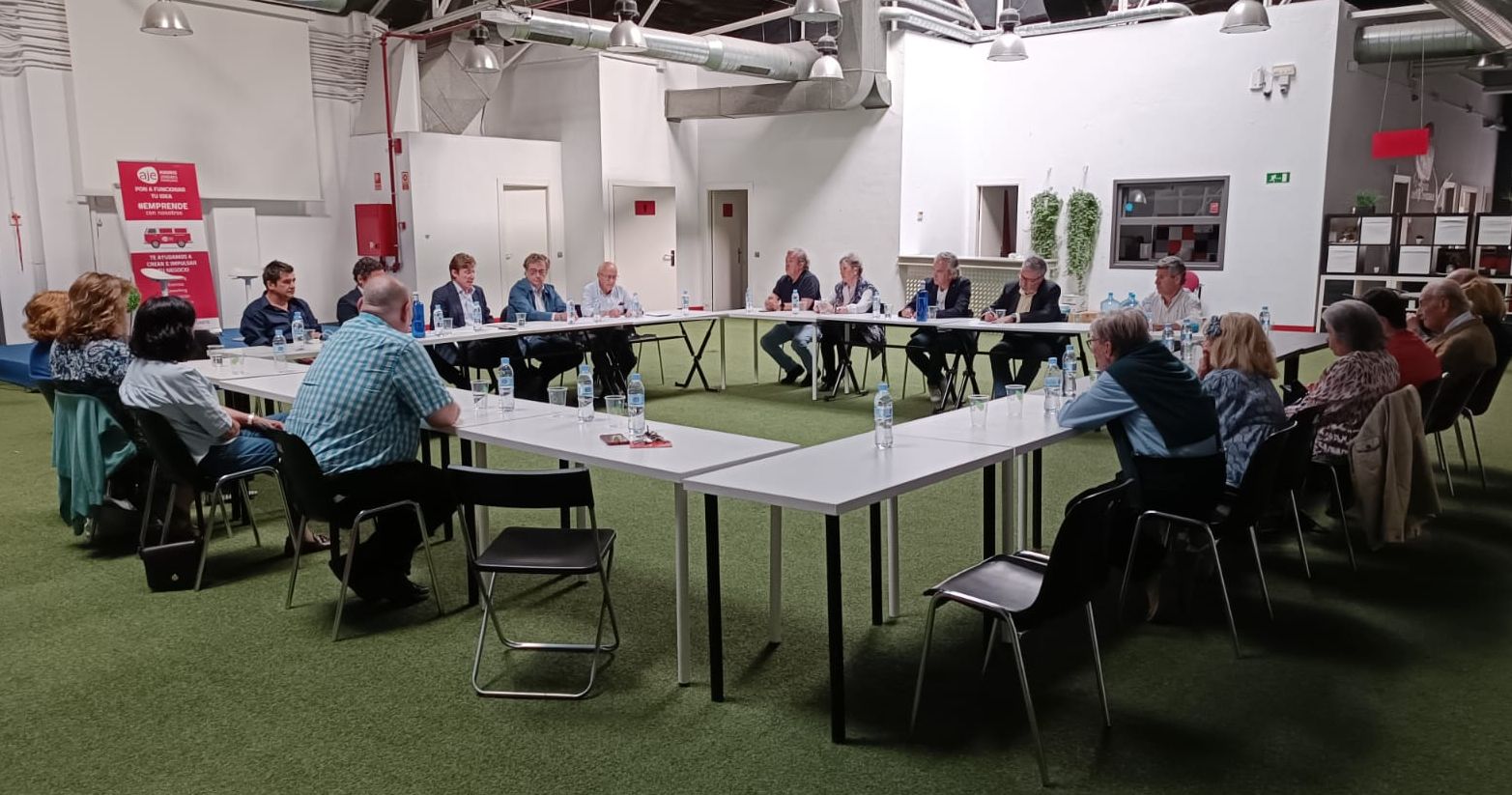 Reunión de las asociaciones con José Luis Moreno Casas