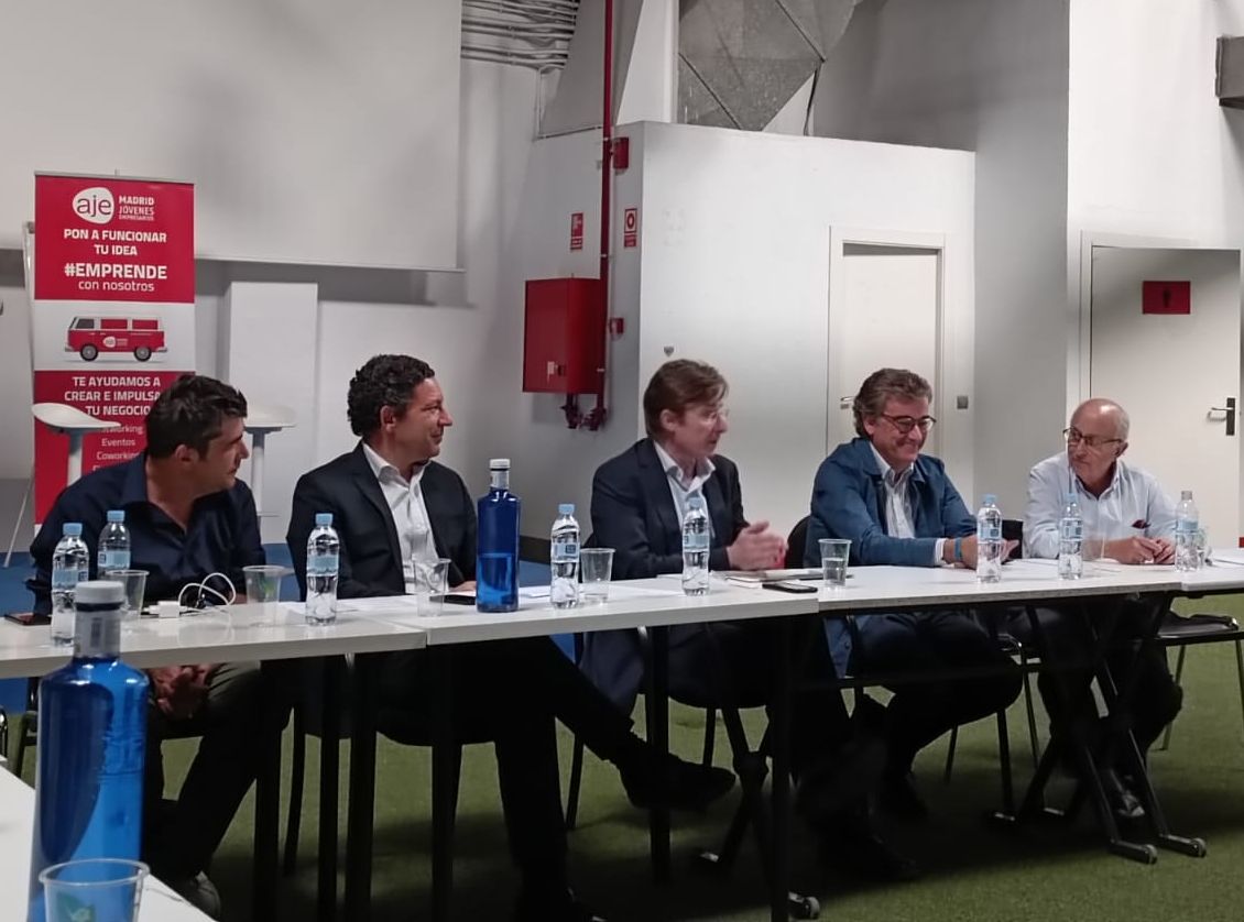 Reunión de las asociaciones con José Luis Moreno Casas