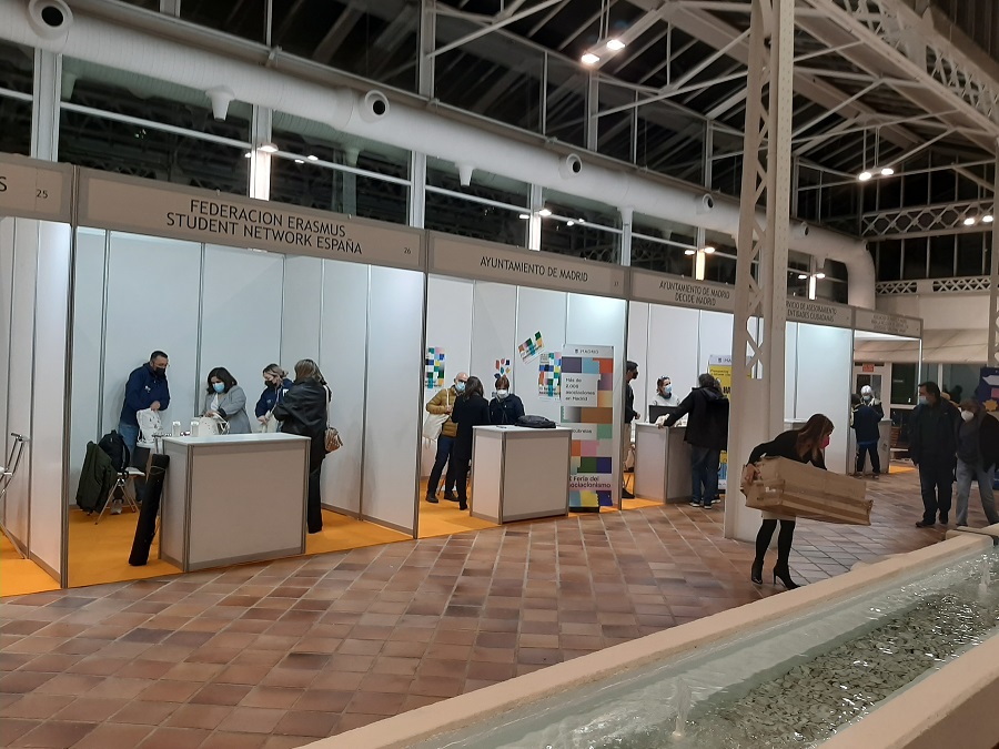 Los días 24 de noviembre de 17:30 a 20:00 horas y 25 de noviembre de 2023 de 10:00 a 14:00 el Área de Gobierno de Vicealcaldía, Portavoz, Seguridad y Emergencias celebrará la V Feria del Asociacionismo 2023, que tendrá lugar en el Palacio de Cristal de Arganzuela: Invernadero, situado en el Paseo de la Chopera, nº 10. La entrada será libre y abierta a toda la ciudadanía. Este año, la feria tiene como objeto promover y empoderar el tejido asociativo del municipio de Madrid, así como fomentar la participación ciudadana colectiva y sensibilizar sobre el asociacionismo y su importante labor en la sociedad. Por ello, además de contar con stands de entidades ciudadanas de ámbitos tan diversos como culturales, vecinales, de salud y apoyo mutuo, infantiles, de personas con discapacidad, se celebrarán interesantes y variadas actividades organizadas por las entidades ciudadanas. Por otro lado, el Ayuntamiento de Madrid dispondrá de un stand en el que informará acerca de los trámites de inscripción en el Censo Municipal de Entidades y Colectivos Ciudadanos, de los beneficios de inscripción, del préstamo de material del servicio CRAS!, Consejos de Proximidad, etc. Se ofrecerá información tanto a las entidades y colectivos ciudadanos de la ciudad de Madrid, como a las personas interesadas en constituirse en asociaciones, ofreciendo orientación al respecto. Durante la Feria se utilizará el material del Centro de Recursos para el Asociacionismo y la Ciudadanía Activa, CRAS!. El Ayuntamiento de Madrid presta de forma gratuita estos materiales (sillas, mesas, carpas, …) a las entidades y colectivos inscritos en el Censo Municipal de Entidades y Colectivos Ciudadanos del Ayuntamiento de Madrid que lo solicitan.