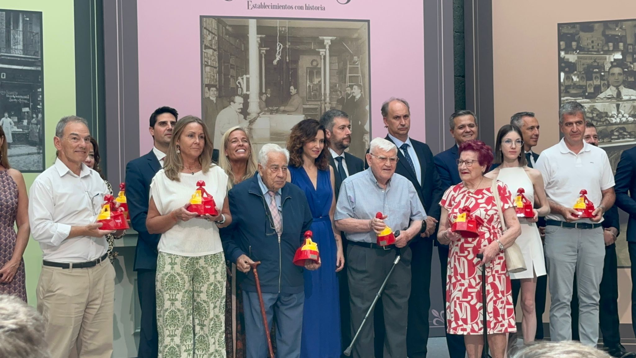 Los comercios centenarios, homenajeados por la Comunidad de Madrid